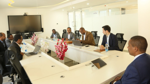 IGC visits PSI; on the table Tim Dobermann, PSI Director General, IGC Ethiopia Economists and PSI researchers discuss ongoing projects  (photo by PSI)