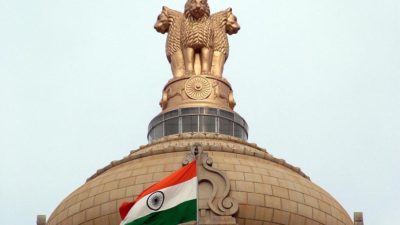 Indian flag and the State Emblem atop Vidhana Soudha in Bengaluru (Bangalore). Photo credit: Millisa Anthony Jones via Wikimedia Commons, CC BY 3.0.