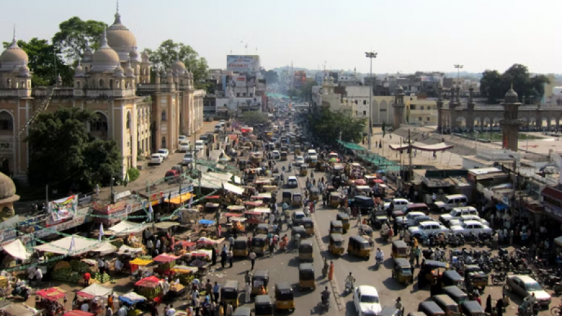Road traffic in Charminar, Hyderabad. Image: Indi Samarajiva, CC BY 2.0