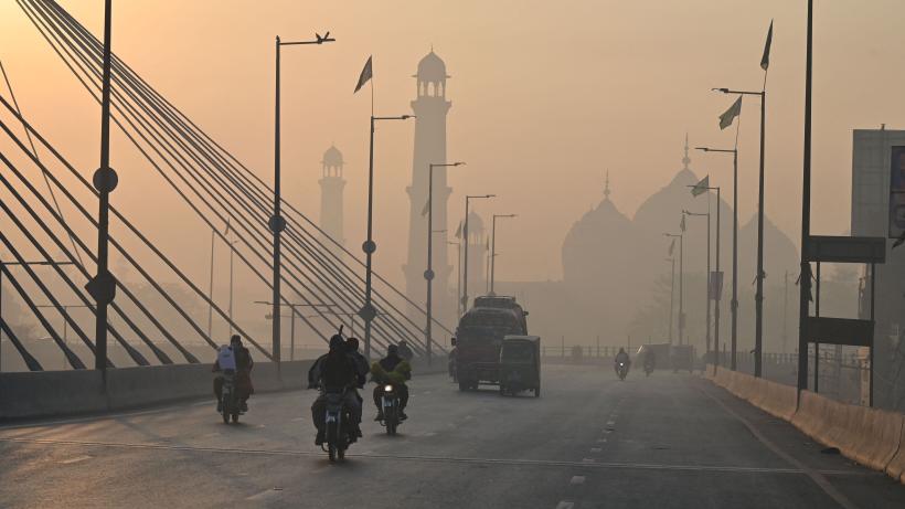 Commuters during heavy smog in Lahore