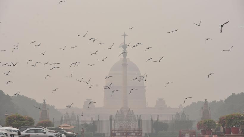 NEW DELHI, INDIA  NOVEMBER 8: Thick layer of smog seen due to bad air quality during afternoon hours, on November 8, 2022 in New Delhi, India. Photo credits: Sonu Mehta / Hindustan Times via Getty Images.